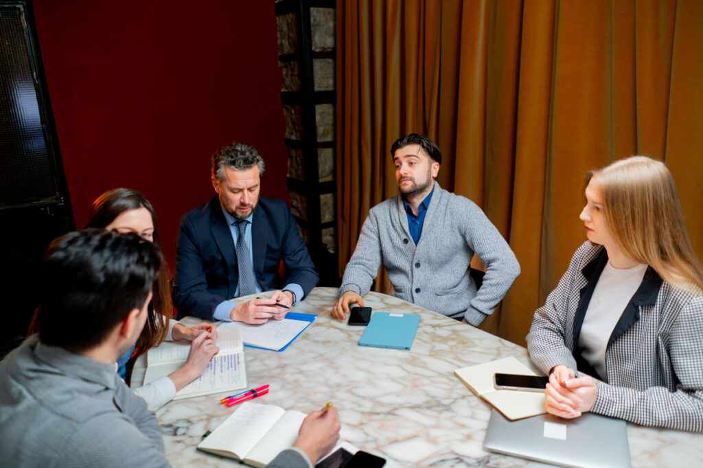 Офисные работники обсуждают бизнес-план
