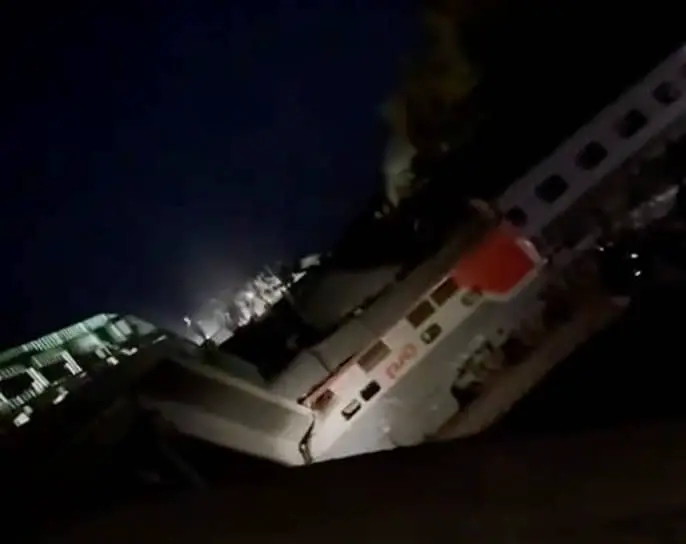 Последствия обрушения моста на железнодорожный поезд в Брянской области