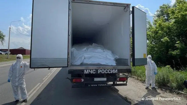 Машины ожидают представителей Украины | Источник: Дмитрий Радченко / ТАСС