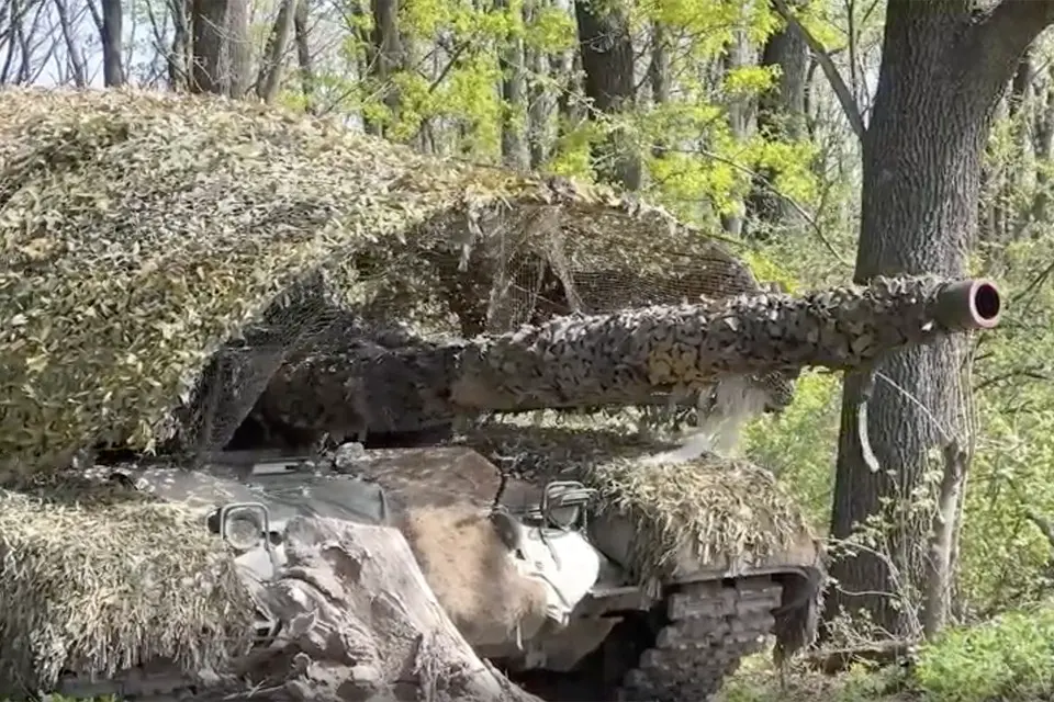 Штурмовые группы при поддержке танков Т-72Б3М Алейского мотострелкового соединения группировки войск «Центр» уничтожили укрепрайон ВСУ