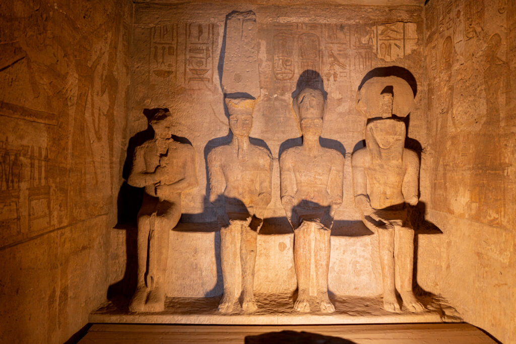 Статуи в египетском храме