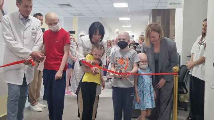 Татьяна Савинова и фонд РМК открыли выставку побед детей над онкологией-0