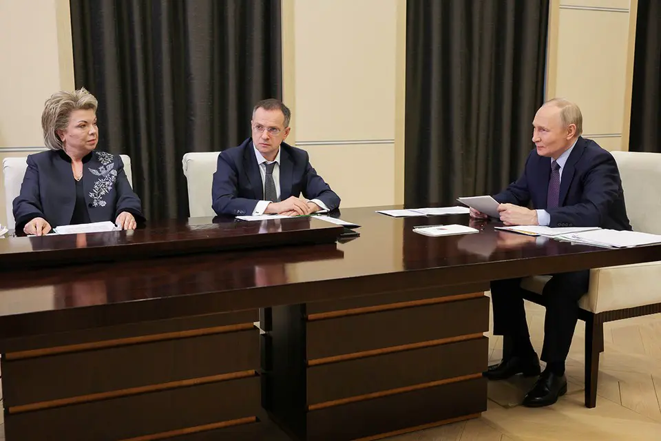 Владимир Путин обсудил с Советом по поддержке русского языка, как избавиться от вульгарных иностранных слов, анонсировал новый праздник и новую льготную карту. Фото: Гавриил Григоров/пресс-служба президента РФ/ТАСС