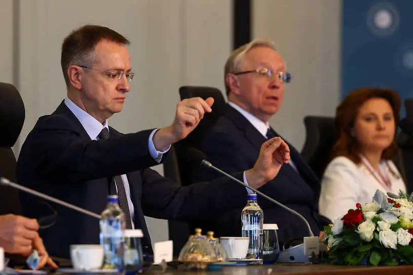 Помощник президента Владимир Мединский (слева)