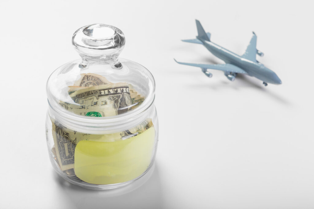 Банка с деньгами и самолет рядом