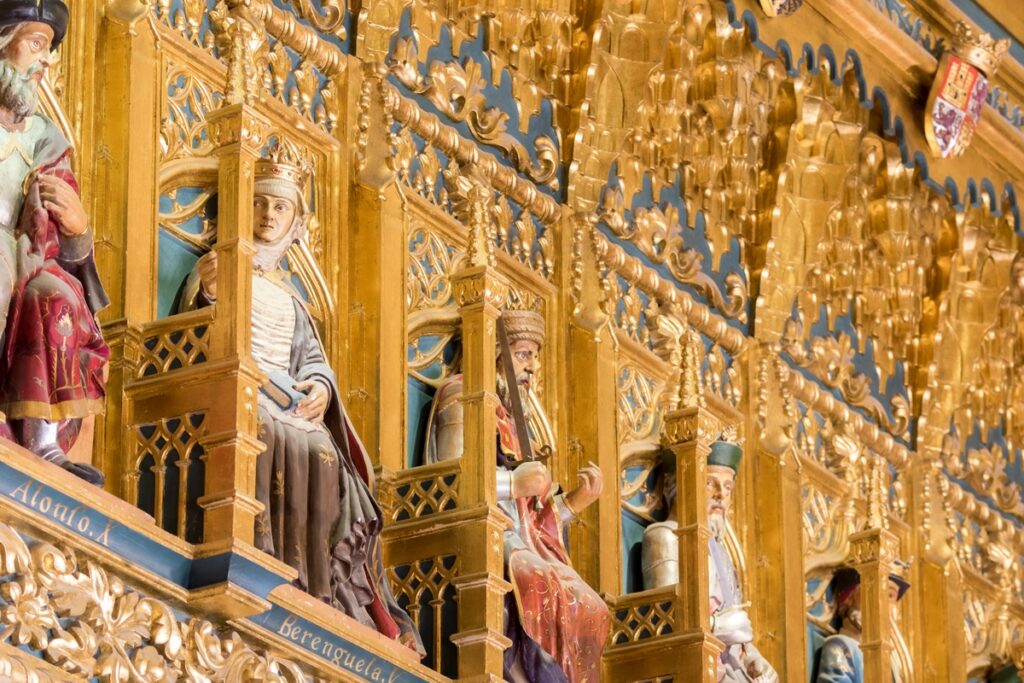 Фигурки правителей в церкви