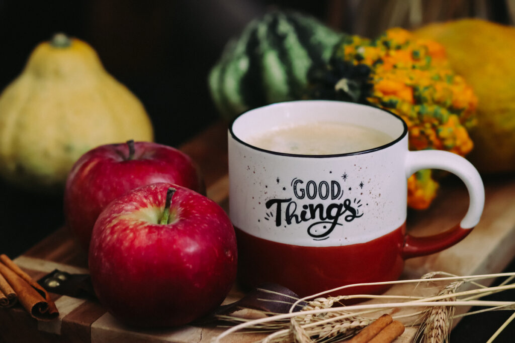 Кофейная кружка. Тыквы. Яблоки.