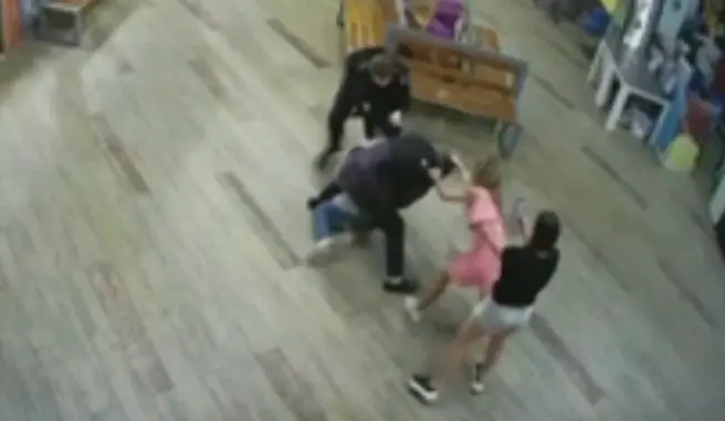 В Москве двух гимнасток задержали за драку с полицейскими из-за сигареты | Источник: Осторожно, Москва / T.me