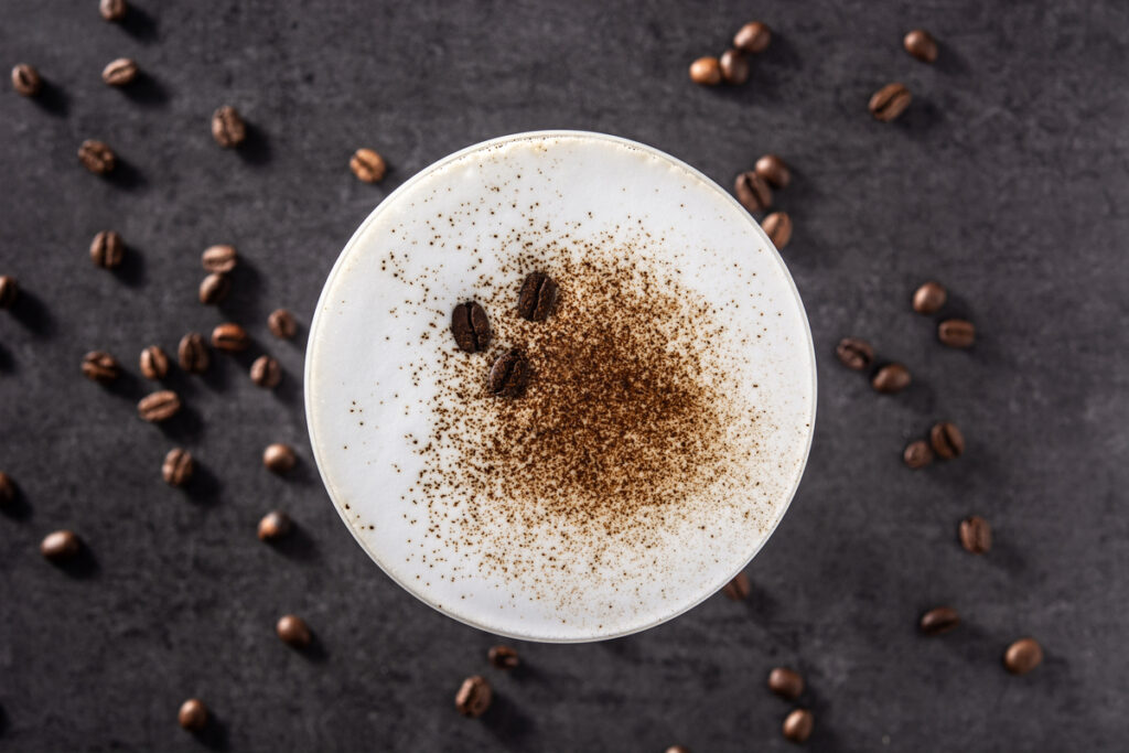 кружка с капучино и кофейными зёрнами сверху