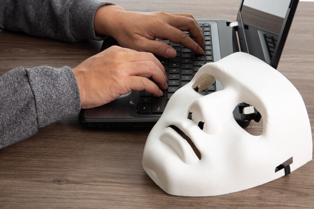 маска лежит рядом с ноутбуком