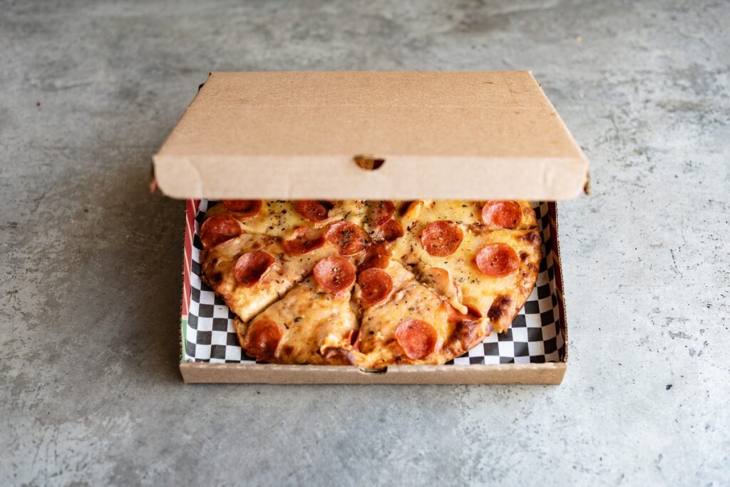 пицца Пепперони в коробке
