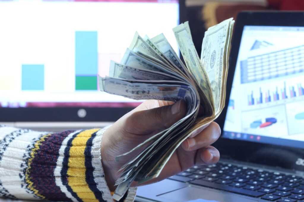 Рука с наличными деньгами