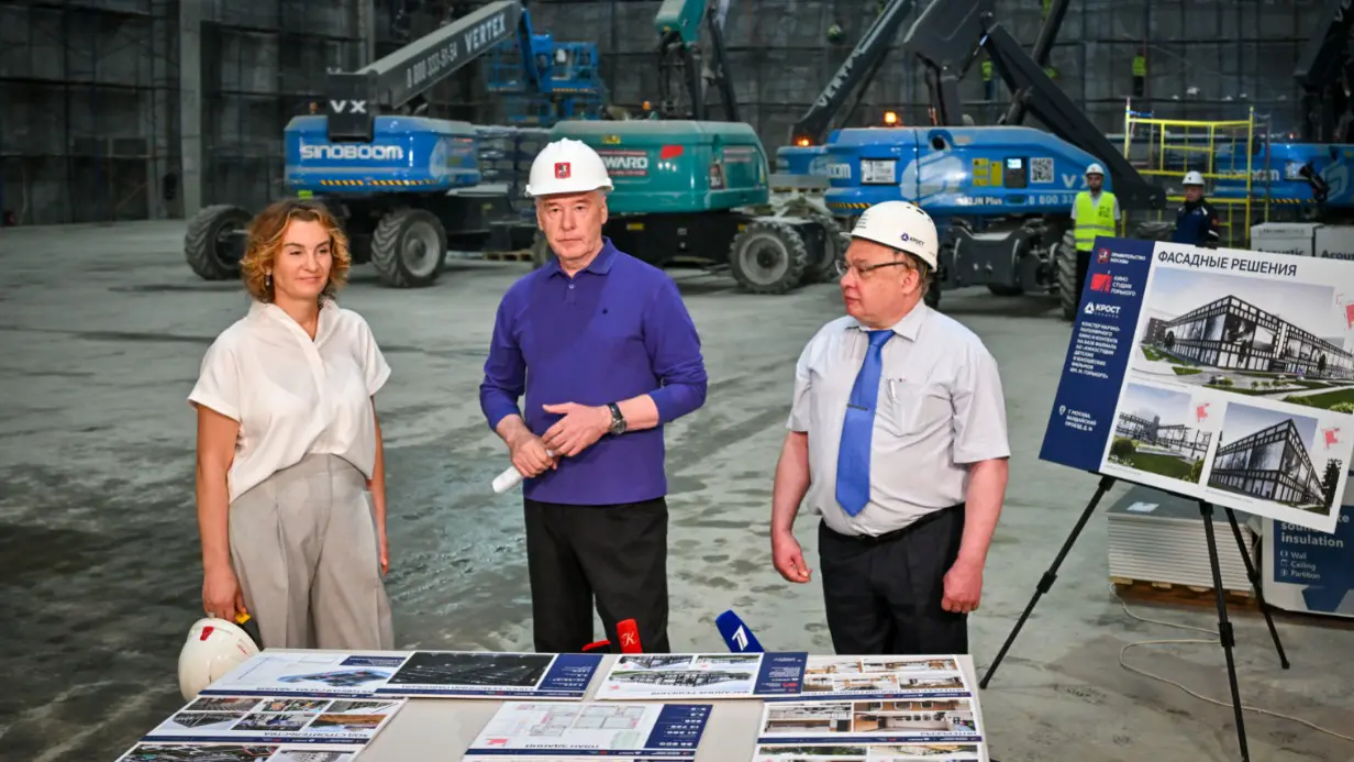 Мэр Москвы Сергей Собянин, генеральный директор Киностудии имени М. Горького Юлиана Слащева и генеральный директор строительного концерна Алексей Добашин осмотрели ход строительства кинопавильона в Валдайском проезде