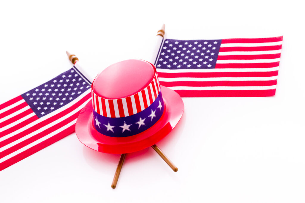 Шляпа и флаги с символами США
