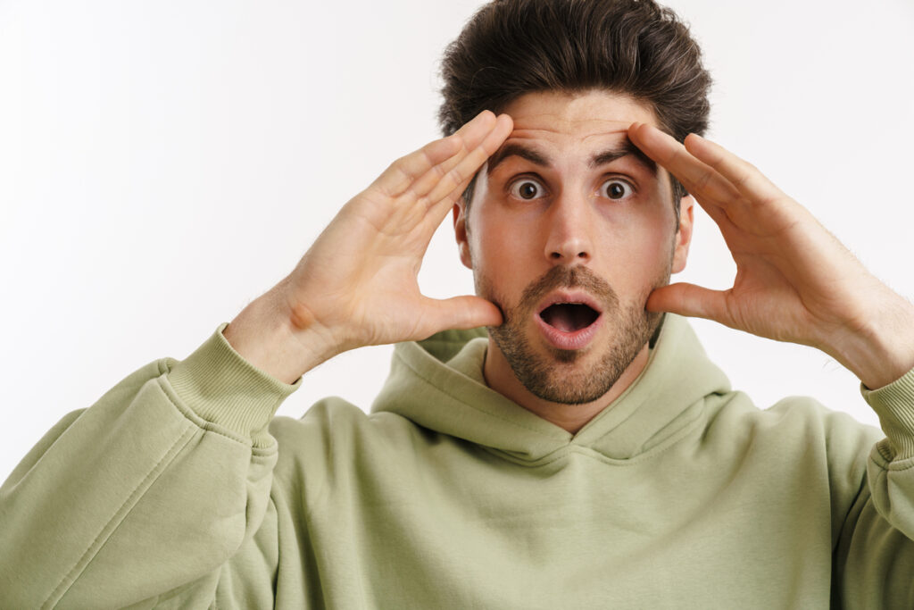 шокированный молодой человек