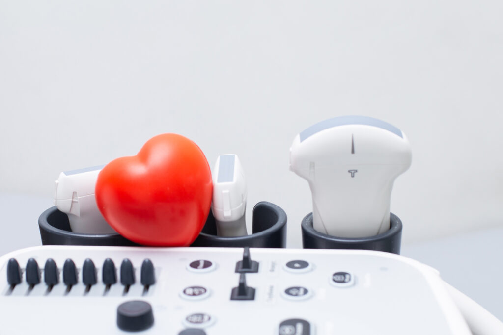 современный ультразвуковой аппарат и фигурка сердца