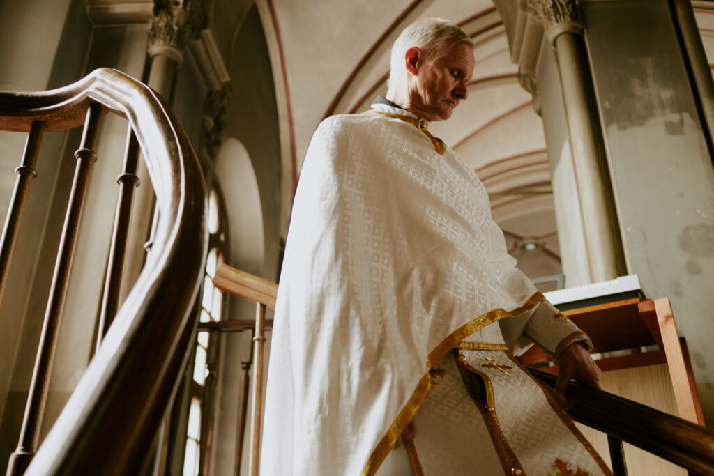 Старший священник спускается по лестнице