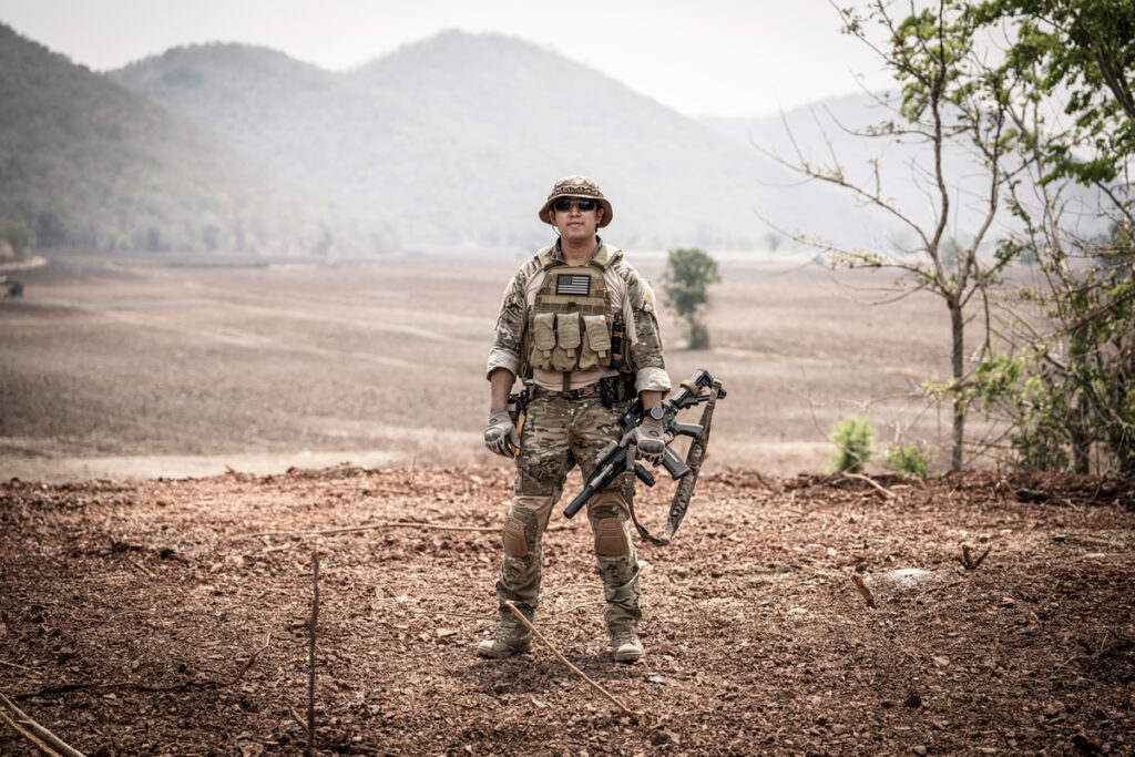военный человек в поле