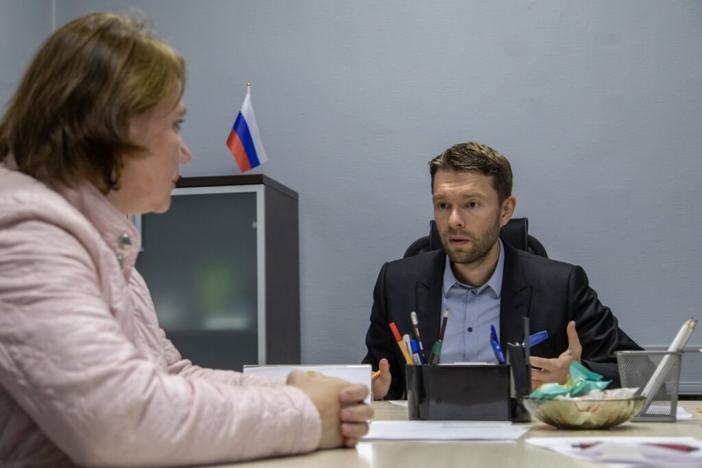 Алексей Вихарев запустил выездные приемы для жителей