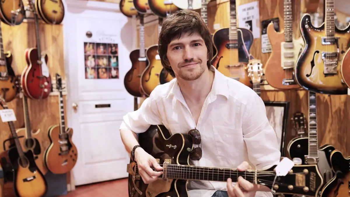 Музыкант Антон Попов показывает гитару Gretsch Country Gentleman Chet Atkins Signature. С такой же моделью первое время выступал Джордж Харрисон из группы The Beatles