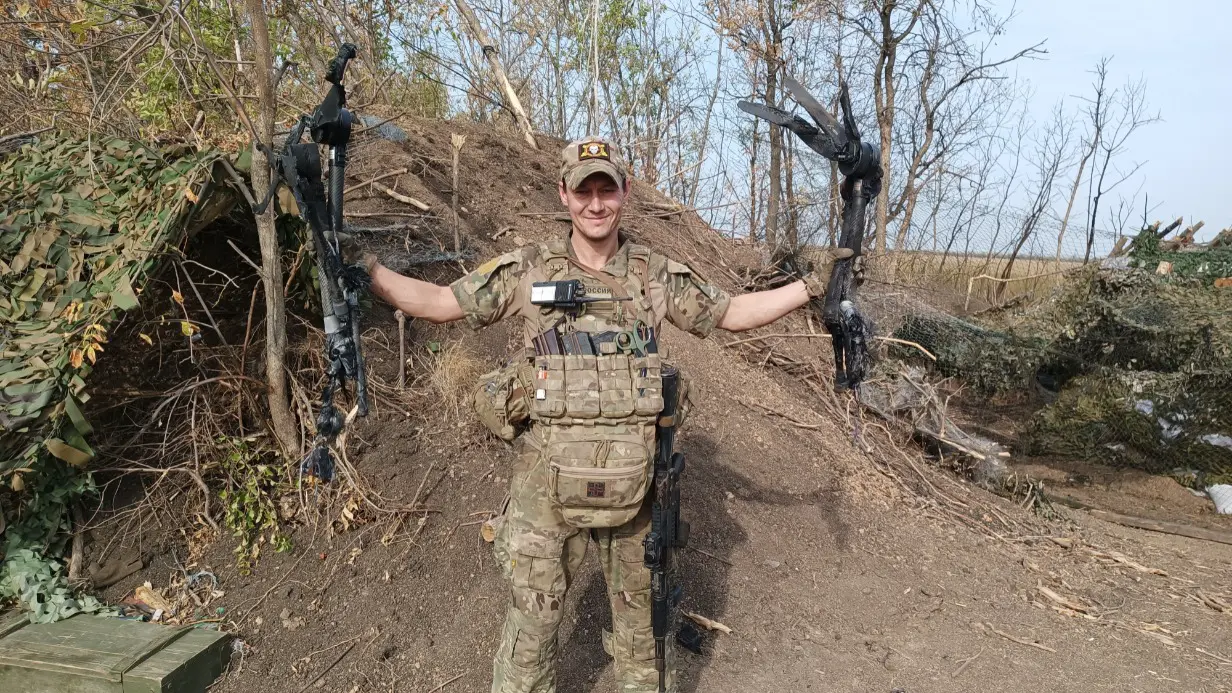 Командир орудия с позывным «Палыч» держит в руках обломки сбитого украинского дрона «Баба-яга»