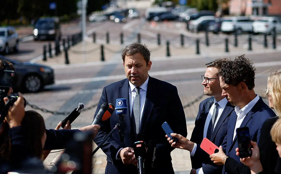 Ларс Клингбайль во время визита в Киев (Thomas Peter / Reuters)