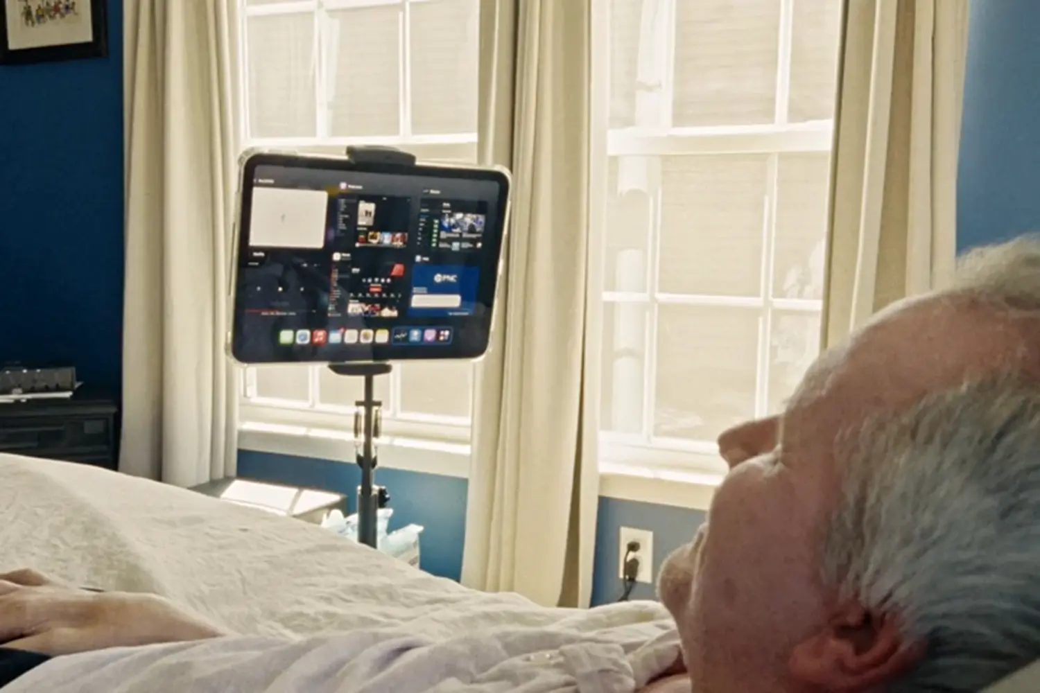 Марк Джексон управляет iPad с помощью нейроимпланта компании Apple и Synchron-0