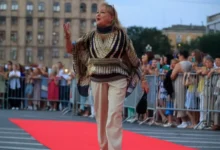 Наталья Гвоздикова и её сын Федор Жариков делятся радостью творчества в Волгограде natalya gvozdikova i eyo syn fedor zharikov delyatsya radostyu tvorchestva v volgograde-dmvv-ru-0