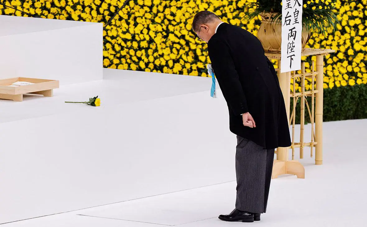 Сигэру Ишиба кланяется во время церемонии поминальной службы, посвященной 80-й годовщине капитуляции Японии во Второй мировой войне, Токио, Япония, 15 августа 2025 года (Manami Yamada / Reuters)