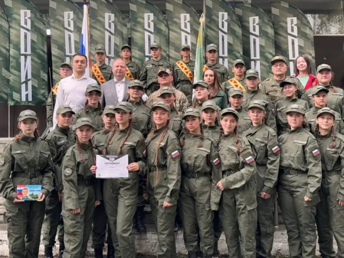 Татьяна Савинова, Центр «Воин» и Денис Паслер поздравили выпускников лагеря-0