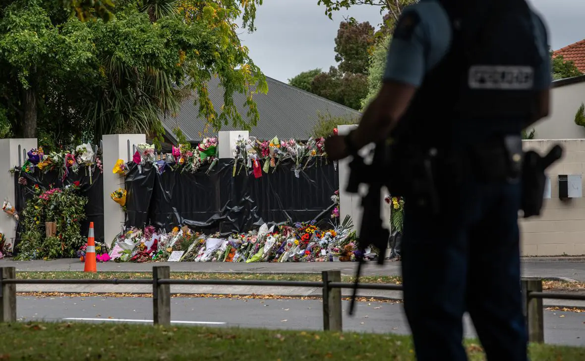 Цветы лежат у стены мечети Аль-Нур, 21 марта 2019 года в Крайстчерче, Новая Зеландия (Carl Court / Getty Images)