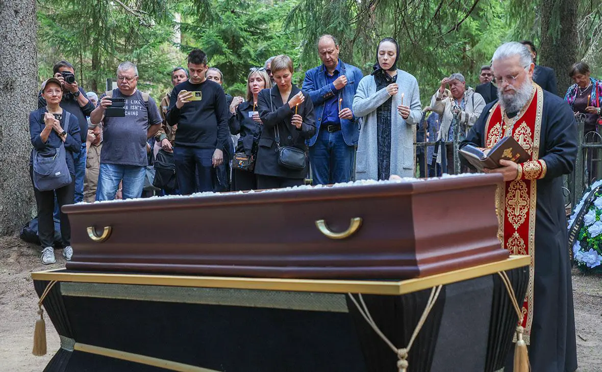 Похороны Ивана Краско на Комаровском кладбище в Санкт-Петербурге, 13 августа 2025 года (Алексей Белкин / NEWS.ru / Global Look Press)