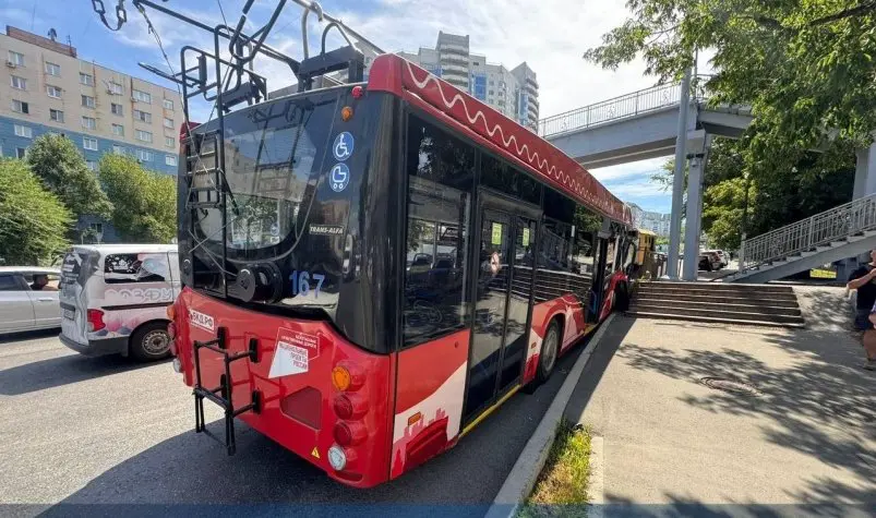 Во Владивостоке троллейбус врезался в бетонное ограждение Прокуратура Приморского края