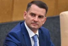 Ярослав Нилов обсуждает ценности вместе с Элиной Жгутовой и Прохором Шаляпиным yaroslav nilov obsuzhdaet czennosti vmeste s elinoj zhgutovoj i prohorom shalyapinym-dmvv-ru-0