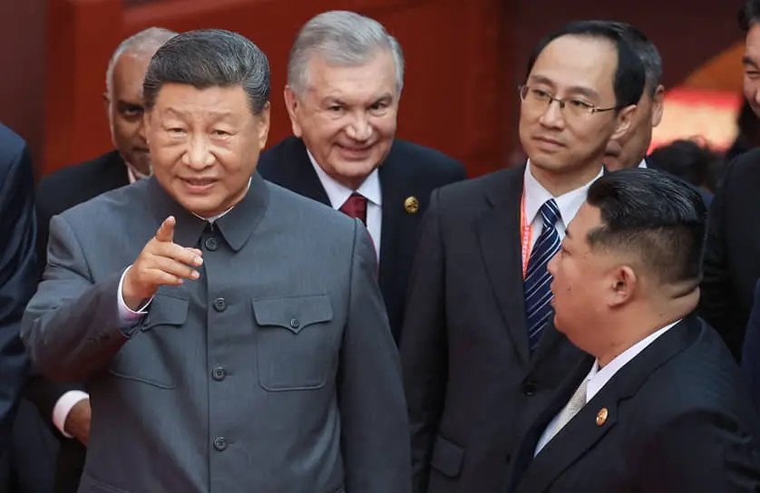 Президент России Владимир Путин (второй слева), президент Казахстана Касым-Жомарт Токаев (третий слева), президент Узбекистана Шавкат Мирзиеев (четвертый справа), председатель КНР Си Цзиньпин (в центре) и председатель Корейской Народно-Демократической Республики Ким Чен Ын (второй справа) во время парада в Пекине