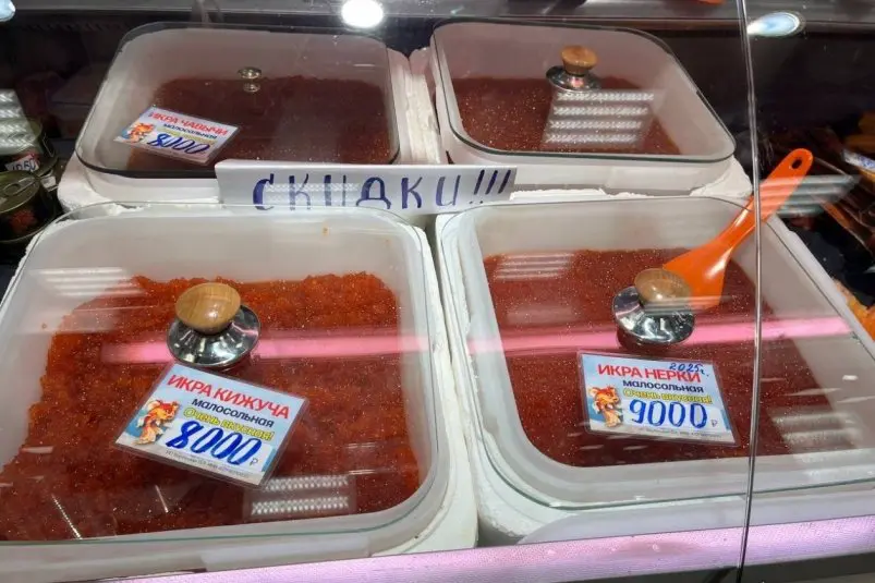 Икра улова 2024 года на рынке в Петропавловск-Камчатском (июнь 2025 года) ИА PrimaMedia