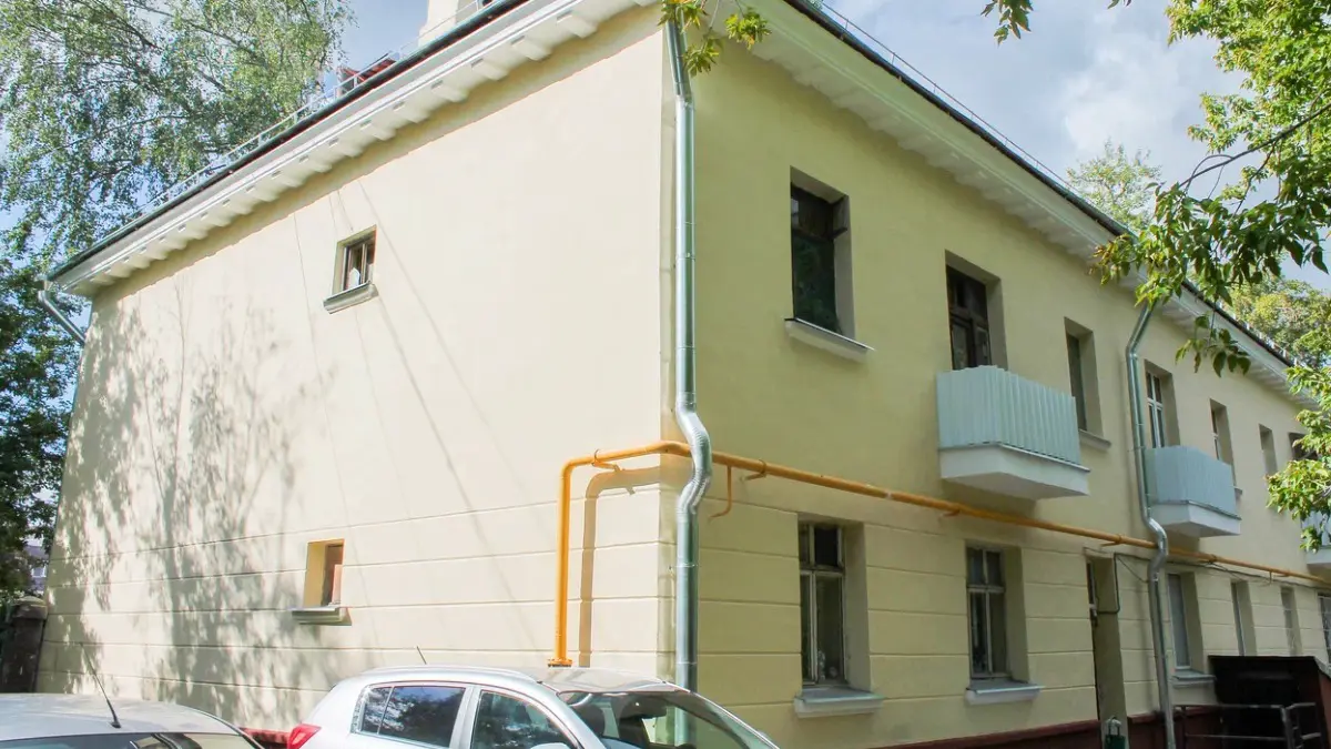 На севере Москвы завершается капитальный ремонт дома 1949 года постройки, возведенного в неоклассическом стиле