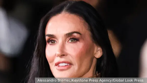 Деми Мур рассказала, как голос помогал ей на первой работе