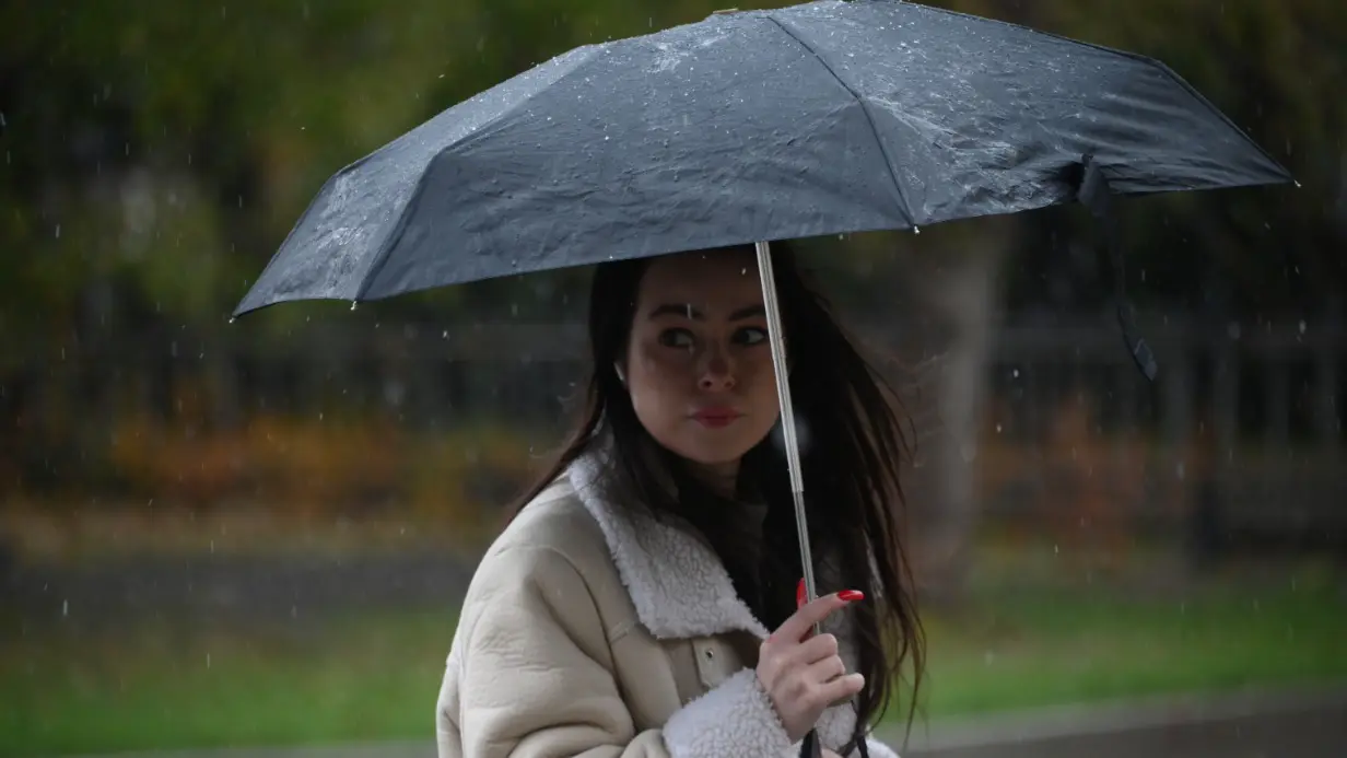 Студентка Ника Ена попала под осенний дождь