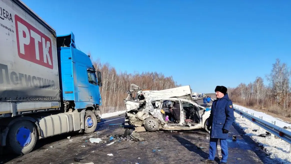 Четыре человека погибли в ДТП с фурой в Приамурье