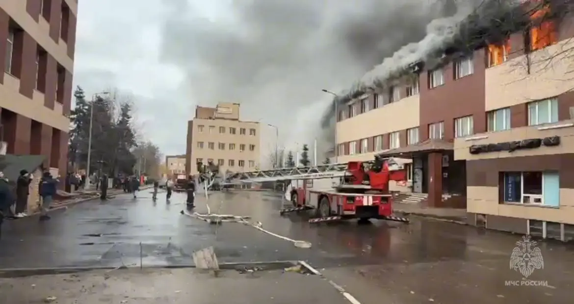 Из-за пожара в здании на Угрешской улице в столице может обрушиться кровля