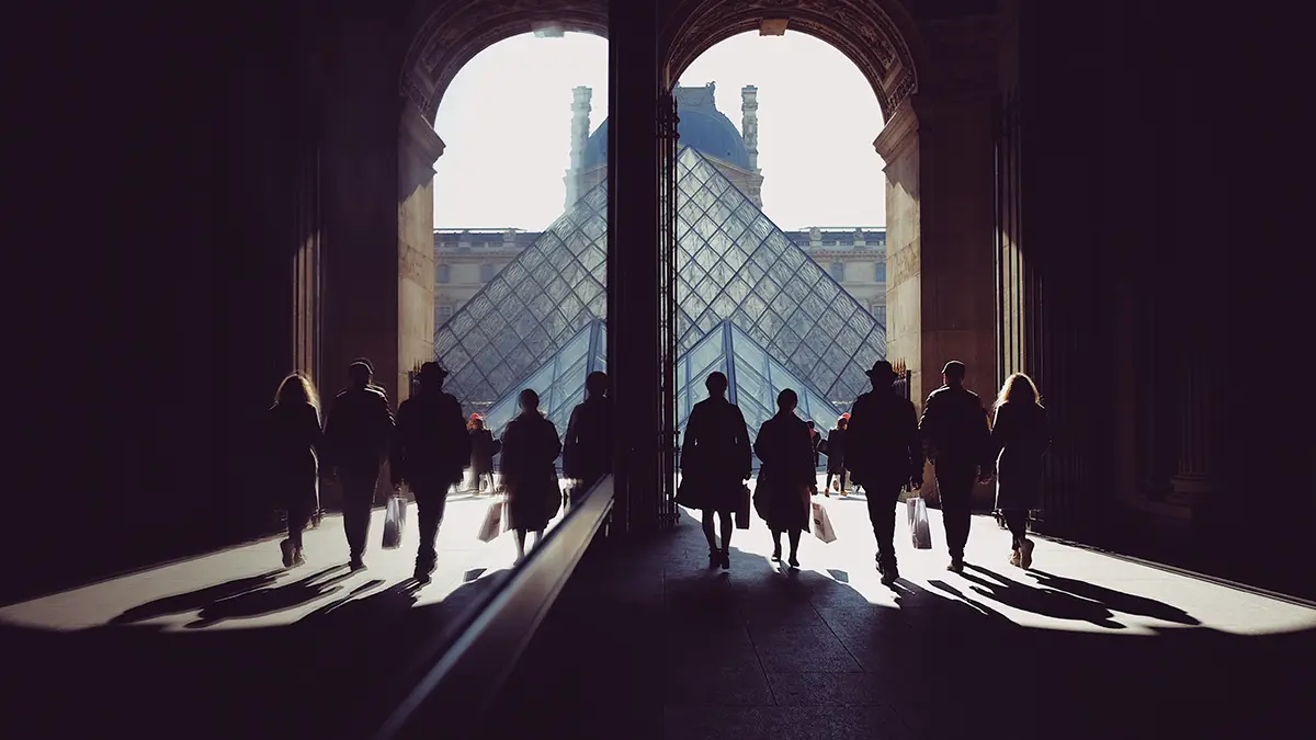 Российский юрист раскритиковал охрану Лувра после ограбления