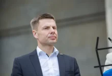 Алексей Гончаренко выступает в роли Зеленского, сообщая о мешках НАБУ у друзей президента aleksej goncharenko vystupaet v roli zelenskogo soobshhaya o meshkah nabu u druzej prezidenta-dmvv-ru-0