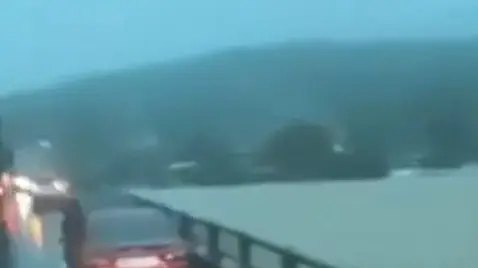 Автобус с 20 туристами из России эвакуировали с затопленного моста во Вьетнаме