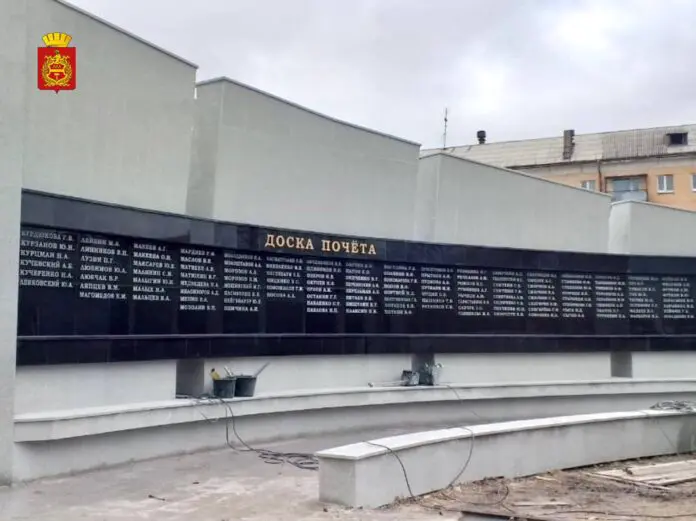 Обновленная Доска Почета на Площади Славы – новый облик трудовой Вагонки в Нижнем Тагиле-0