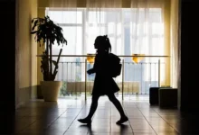 Оля и Виктория объясняют, почему русская девочка из Риги столкнулась с преградой в Москве olya i viktoriya obyasnyayut pochemu russkaya devochka iz rigi stolknulas s pregradoj v moskve-dmvv-ru-0