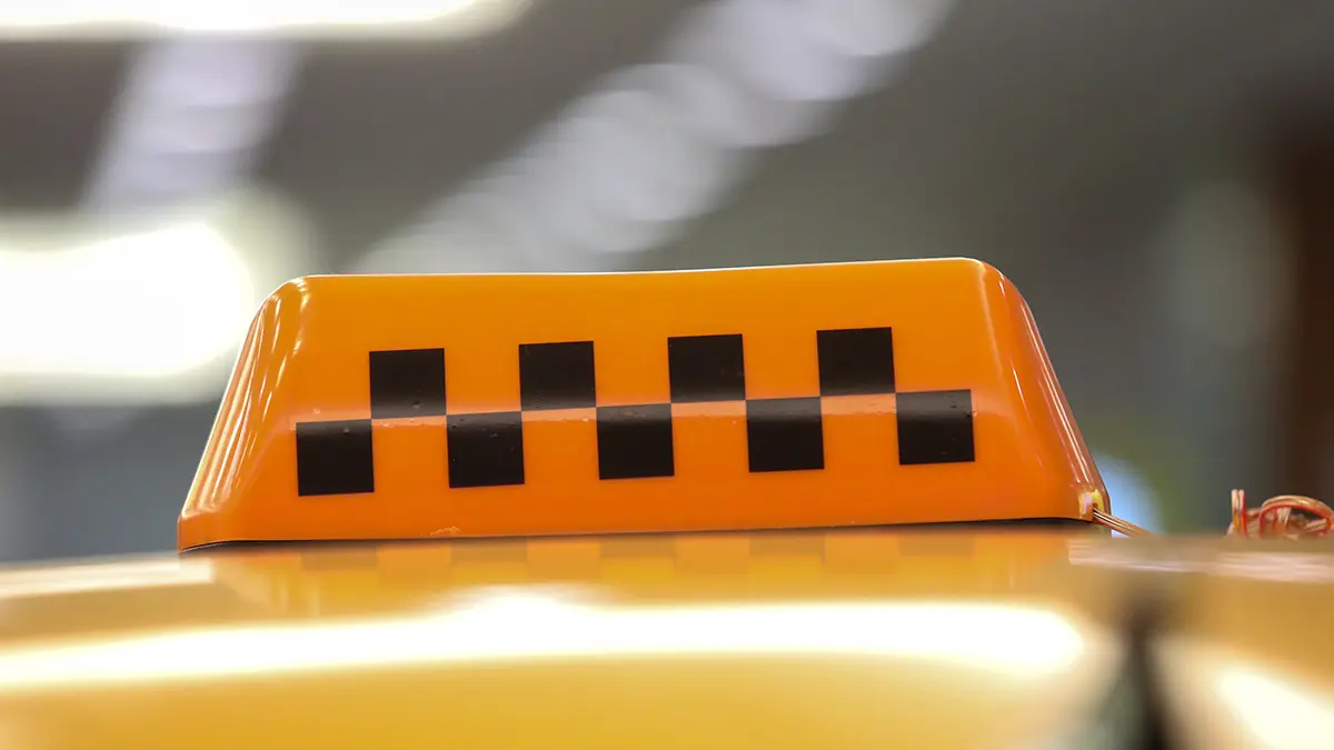 Избившего таксиста пьяного мужчину задержали на северо-западе Москвы