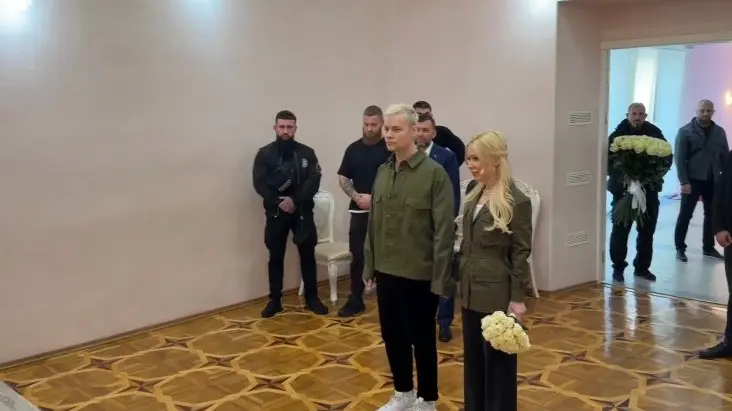 Певец SHAMAN и Мизулина расписались в Донецке