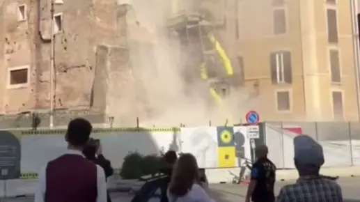 Появилось видео обрушения средневековой башни в Риме