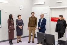 Алексей Вихарев открыл новый центр профориентации aleksei viharev shkola1_dmvv